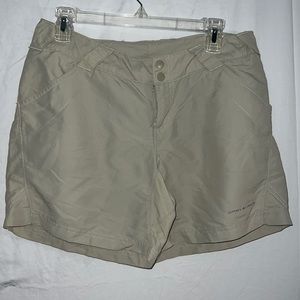 Women’s Columbia shorts size medium color tan used